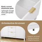 Credenza con design a onda - 3 ripiani regolabili, 3 cassetti e ante con chiusura ammortizzata, consolle con maniglie in metallo